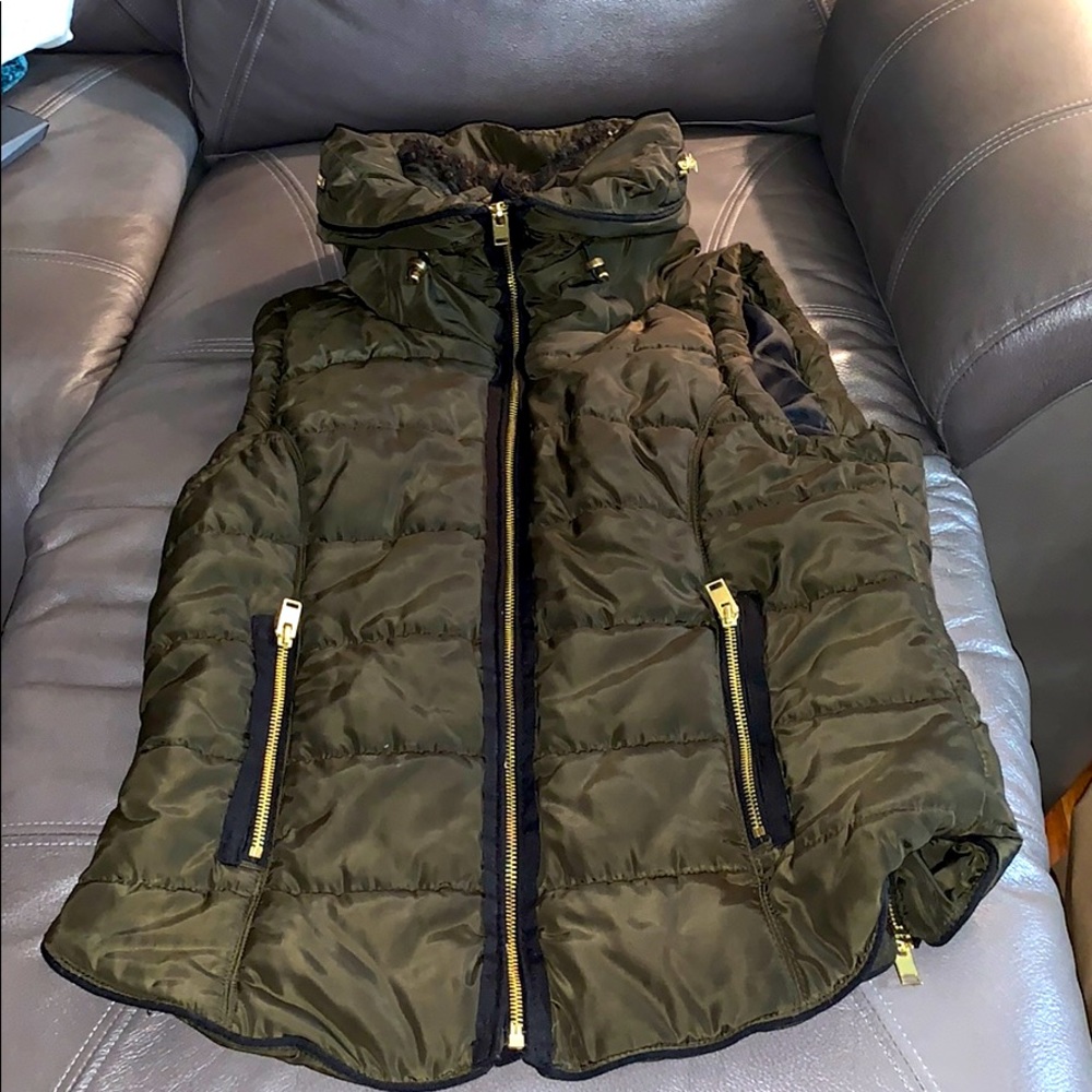 H&M HIDDEN HOODED VEST MADE WELL